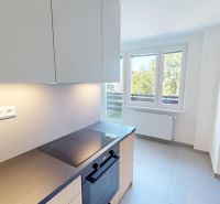 Konyha egy kétszobás lakásban kerámialapos tűzhellyel és nagy ablakkal.