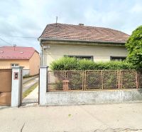 Családi ház a Pozsonyi Krajinská utcában - Pozsonyi Biskupicén kerítéssel és előkerttel.