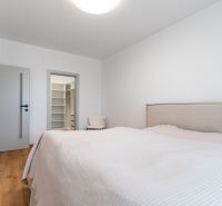 Világos hálószoba gardróbszobával, fa dekor padlóval, 3 szobás lakás.