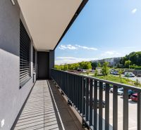 Erkély egy háromszobás lakásból Kassán - Nyugaton, kilátással a zöldövezetre és parkolóra.