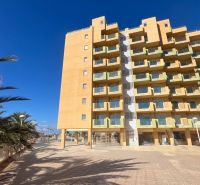 Nyaraló apartman La Manga del Mar Menorban pálmafákkal és derült éggel.