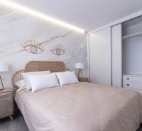 Díszítő elemekkel rendelkező nyaraló apartman, franciaággyal és fa dekorációjú padlóval.