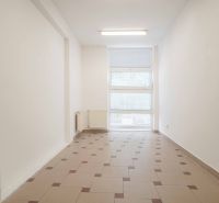 Iroda belső tér ablakkal és radiátorral, padló burkolva csempével.