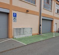 Raktárak és csarnokok parkolóhelyei a Coburg utcában, Nagyszombatban.