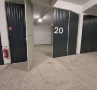 Nyitott raktárajtó a 20-as számmal a beton dekorációjú padlón a raktárakban és csarnokokban.