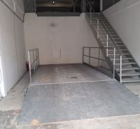 Raktár belső tér rámpával és fém lépcsővel; Raktárak és csarnokok.
