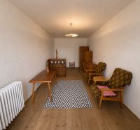 Nappali egy családi házban, fa dekorációjú padlóval és vintage bútorokkal.