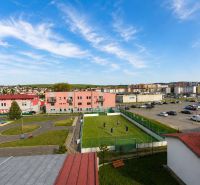 Gen. M. R. Štefánik utca Kežmarokban, szabadtéri sportpálya parkkal és parkolóhelyekkel.