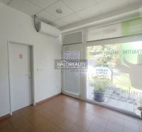 Üzlethelyiségek csempével, légkondicionálással és modern üvegajtókkal.