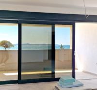 3 szobás lakás terasszal és tengerre néző kilátással, fa dekorációjú padlóval.