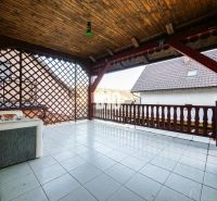 Terasz családi házban fa mennyezettel és kilátással Trencsénteplicen.