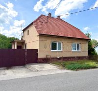 Családi ház Rovenskóban ferde piros tetővel és vas kapuval.