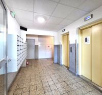 Bejárati csarnok postaládákkal és liftekkel az Ipeľská utcában, Pozsonyligetfaluban.