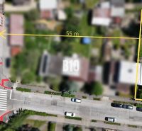 Légi felvétel egy útszakasz melletti telekről Martinban, a hozzá tartozó járdával.