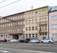 Négyemeletes épület graffiti-vel a földszinten Kassa - Óvárosban.