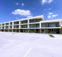Galantában található egy háromszintes komplexum parkolóhellyel az épület előtt.