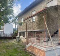 Családi ház Rudnán, külső terasszal és kerttel.