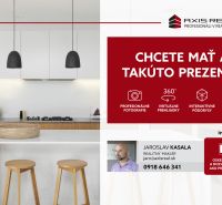 Konyha egy kétszobás lakásban LED világítással, fa dekorációval és szigettel.
