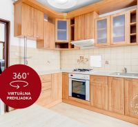 Konyha gáztűzhellyel és mosogatógéppel, fa dekor padlóval a kétszobás lakásban.