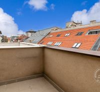 Kilátás az erkélyről a tetőkre és Pozsony panorámájára a Grössling utcában egy kétszobás lakásban.