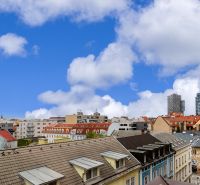 Kilátás a tetőkre és felhőkarcolókra Pozsonyban - Óváros a Grössling utcáról.