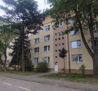 Egy lakóház a pozsonyi Ružinovban, az Exnárova utcában, fákkal körülvéve.