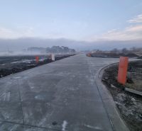 Betonút ködös környezetben a Pod Borovicou utcában, Studienka, Lakóövezet.