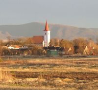 Studienka község panorámája a Pod Borovicou utcán a templommal, ideális helyszín lakhatásra.