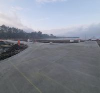 Betonút a Studienkánál, Pod Borovicou utca, Lakóövezet, természettel körülvéve.