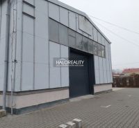 Raktárcsarnok Kassa - Dzsungel lemez homlokzattal és burkolattal a bejárat előtt.