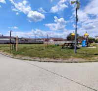 Játszótér mászókákkal és csúszdával Kostolištében a Za bytovkou utcában, Telkek - lakóövezet.