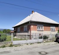 Családi ház a Štúrova utcában, Sučanyban, nagy udvarral és egy autóval elöl.