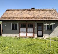 Családi ház a Štúrova utcában, Sučanyban, füves telekkel és virágokkal.