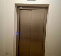 Fém liftajtó kijelzővel a garzonlakásban.
