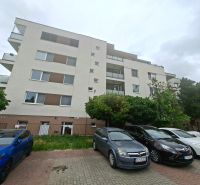 Lakóház a Sport utcában Dunajská Lužná-ban parkolóval és autókkal az épület előtt.