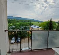 A Rozsnyón található, háromszobás lakás kilátása az Edelényi utcán hegyekre és zöld területekre nyújt panorámát.