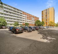 Parkoló autókkal a panelházak között a Csehszlovák Ejtőernyősök utcában, Pozsony-Újvárosban.
