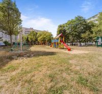 Játszótér a Csehszlovák Ejtőernyősök utcában, Pozsony - Újváros.