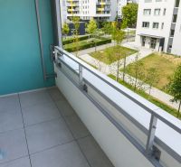 Az erkély egy szobás lakásból zöldre néző kilátással a Hraničná utcában, Pozsony - Ružinov.