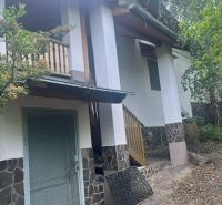 Ház Jablonov nad Turňou-ban, zölddel körülvéve, terasszal és kőburkolattal.
