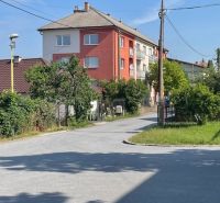 A Haburská utcai lakóház Eperjesen, zöldövezetben, 4 emeletes.