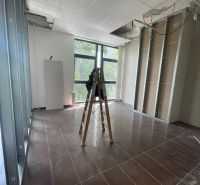 Irodák létrával és építés alatt álló álmennyezettel, fa dekoros padlóval.