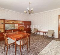 Egy családi ház belső tere 20. századi bútorokkal és mintás szőnyeggel.