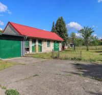Családi ház Borský Mikulášban füves kerttel és piros tetővel.