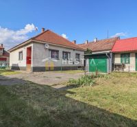 Családi ház Borsky Mikulášban kerttel és garázzsal füves telken.