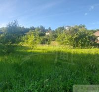 Telkek - lakóhely Podkylaván, kiterjedt zöldterületekkel és vidéki épületekkel.