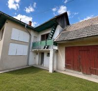 Családi ház a Na záhumnie utcában Hrochoťon, zöld gyepes kerttel.