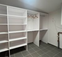Skrinka polcokkal és kazánnal a Rekreációs apartmanban.