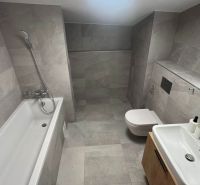 Fürdőszoba zuhanyzóval, káddal és tükörrel a Nyaraló apartmanban.