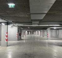 Földalatti parkoló a Tále-i Rekreační Apartmanban, Horná Lehota, kijelölt parkolóhelyekkel.